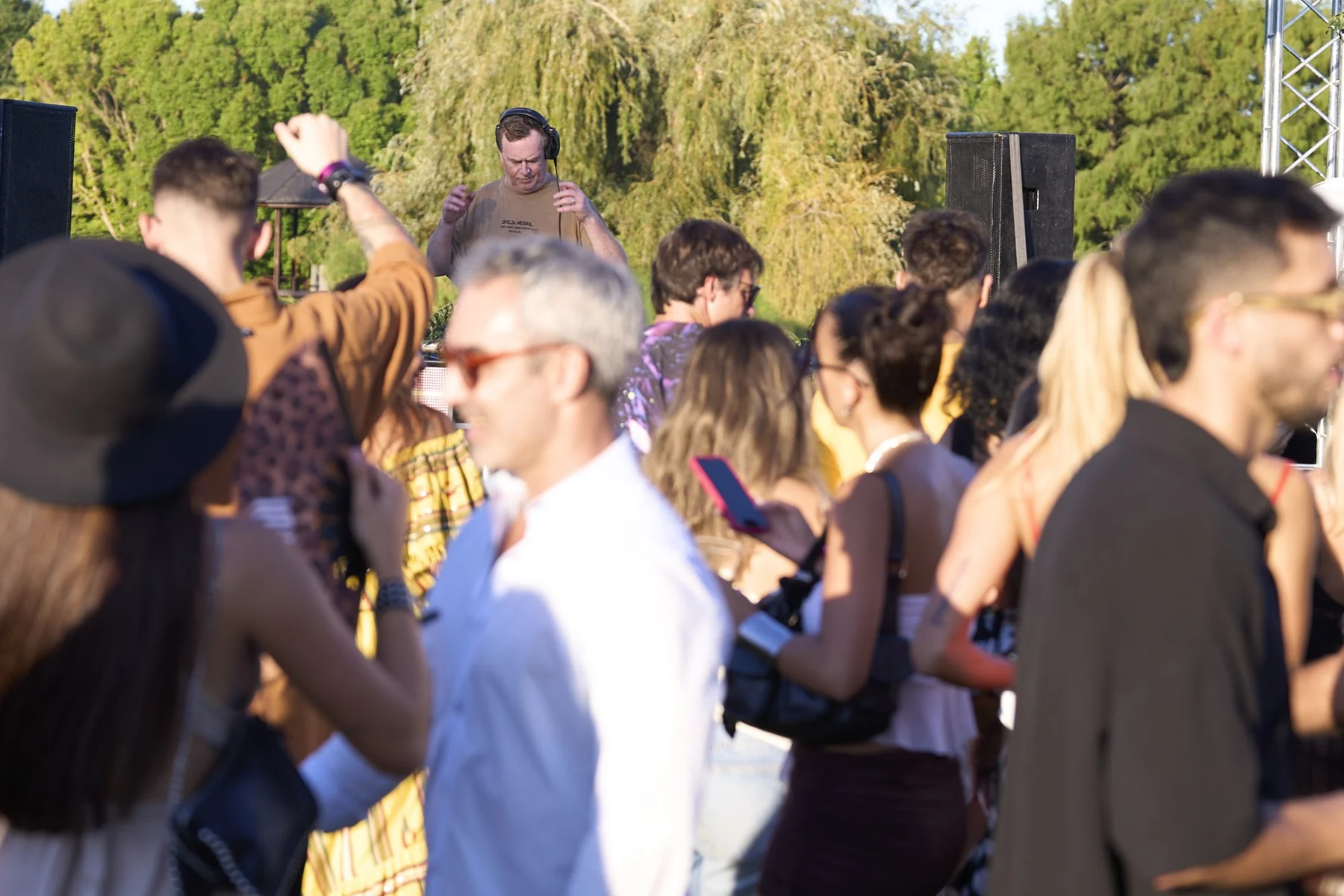 Personas bailando al aire libre en Private Island Sessions