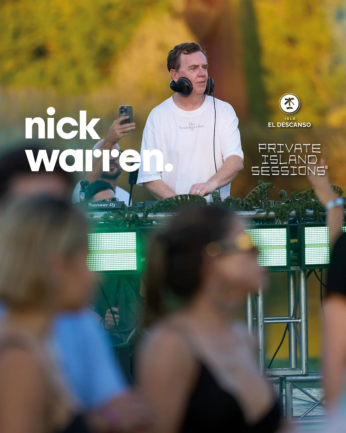 Nick Warren en la cabina y el público al aire libre