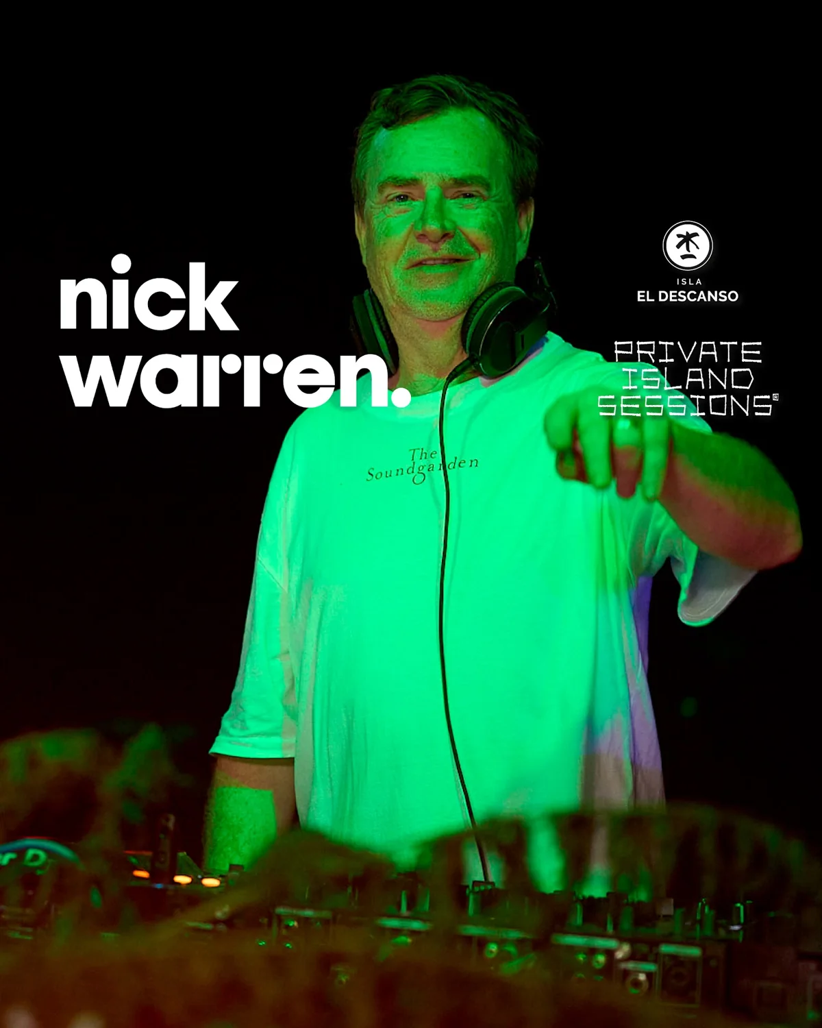 Nick Warren bajo luces verdes